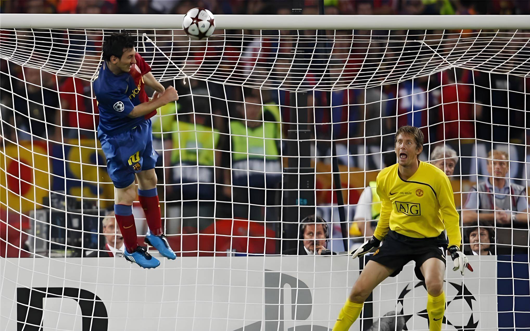 梅西2009年对阵曼联的头球被做成艺术品并被拍卖，估价百万！